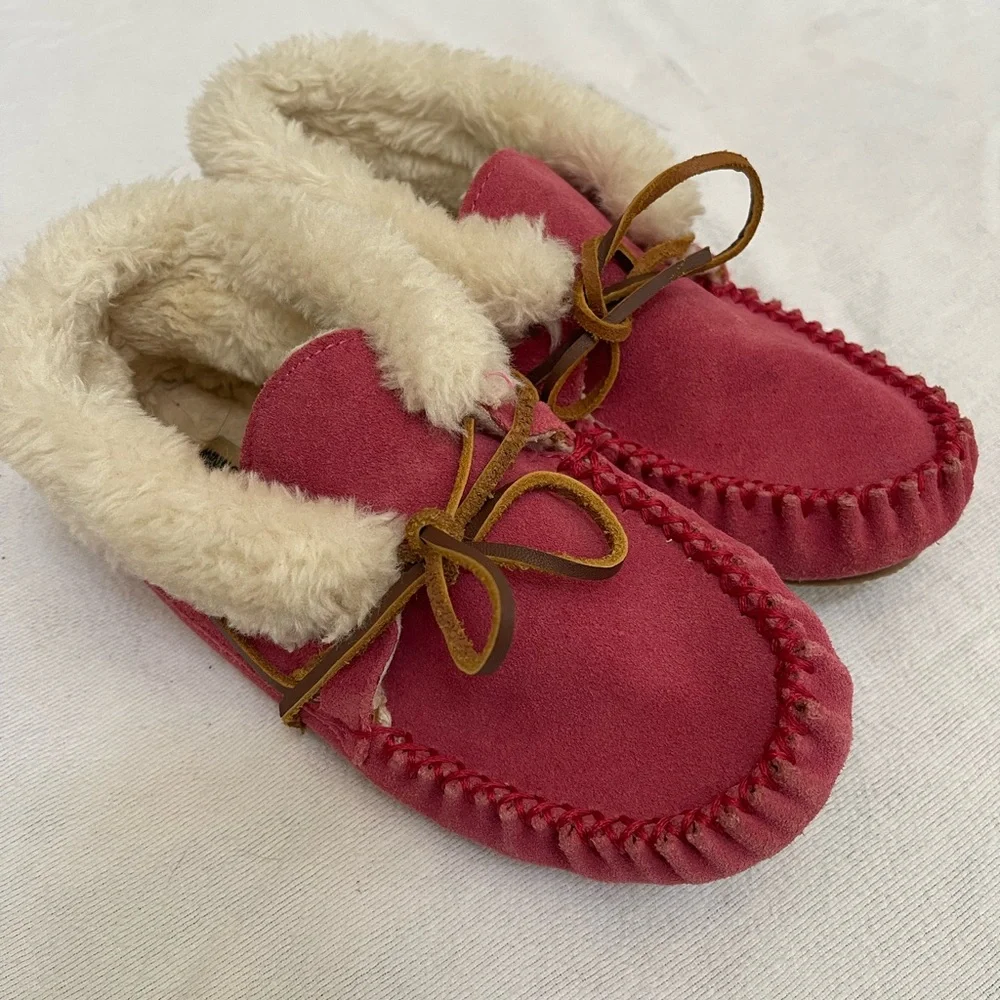 Minnetonka faux Fur Lined Moccasin Slippers - pink